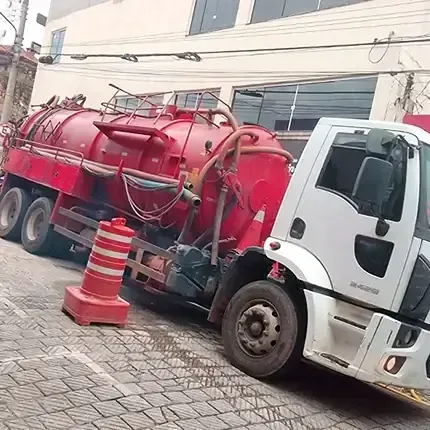Caminhão de sucção da Sakura atendendo na rua